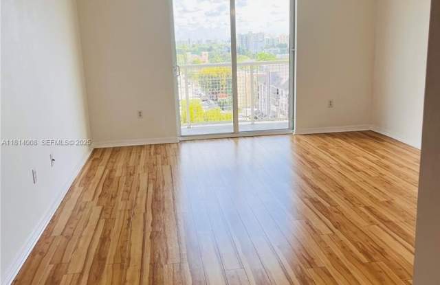 900 SW 8th St photos photos