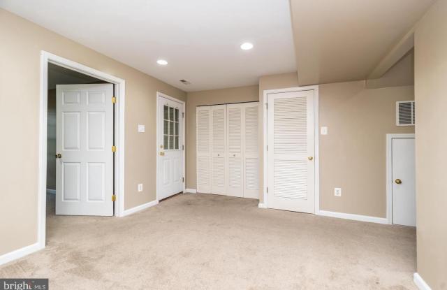 607 VILLAGE Court Gallery 4