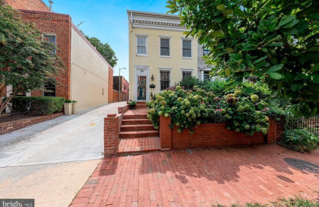315 CONSTITUTION AVE NE photos photos