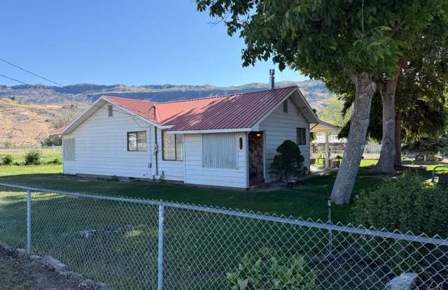 Adorable 1970's Farmhouse - 3 bed 1 bath photos photos