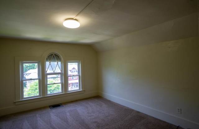 917 Lancaster Ave - June 1, 2027 - Beautiful Single Family Home Gallery 4