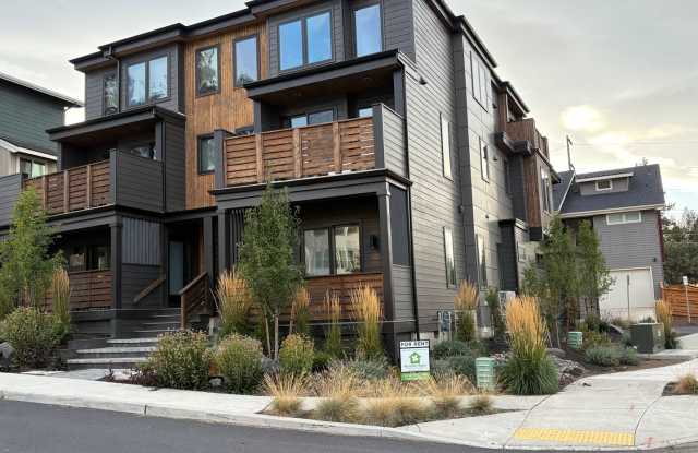 One bedroom apartment on Bend's SW side. End Unit photos photos