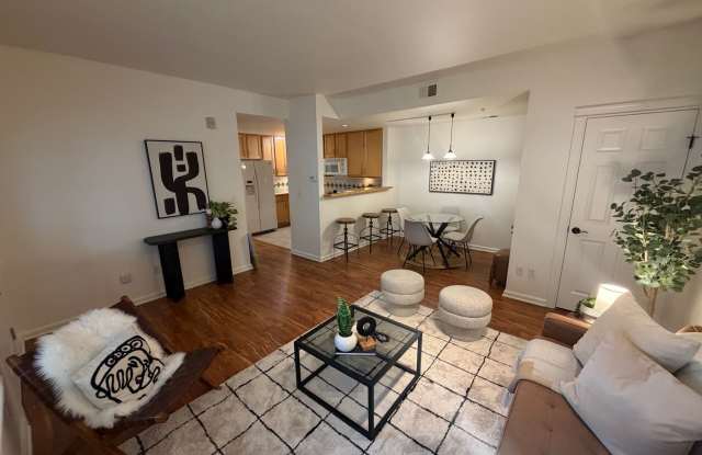 Bright & Modern 2 Bed / 2 Bath Condo Gallery 3