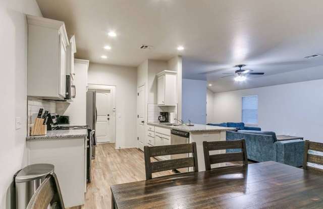 Modern 3-Bedroom Duplex in Downtown Edmond Gallery 3