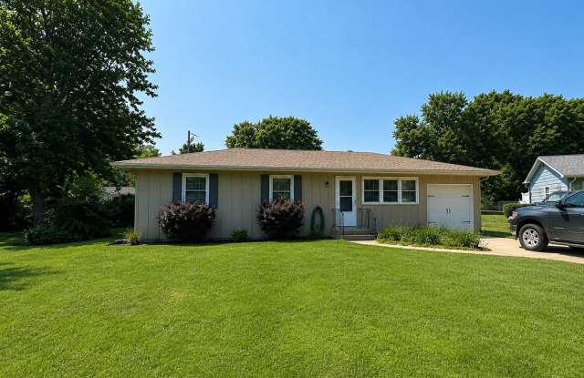 Charming 3-Bedroom Home on Quiet Cul-de-Sac with NEW Flooring & Fenced Yard – Available October 1! photos photos