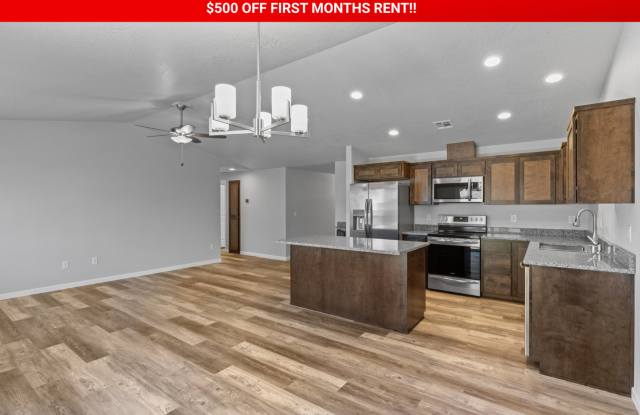 New 3 Bed / 2 Bath Just Minutes from the Rogue River Gallery 1
