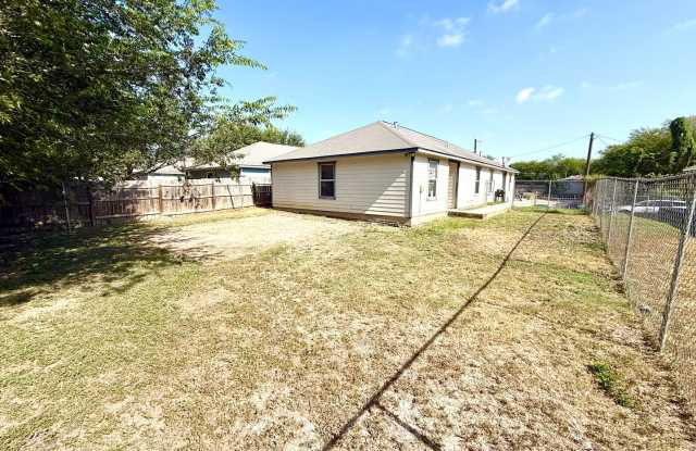 **APPLICATION RECEIVED** *MOVE IN SPECIAL* Charming 3-Bedroom Home Near St. Mary’s University & Loop 410 Gallery 3