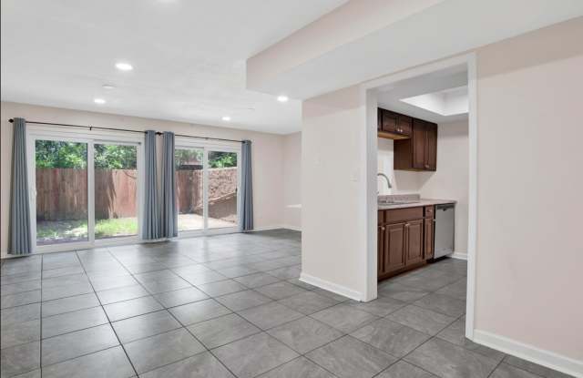 3 bed 2.5 bath Townhome in West Pensacola Gallery 1