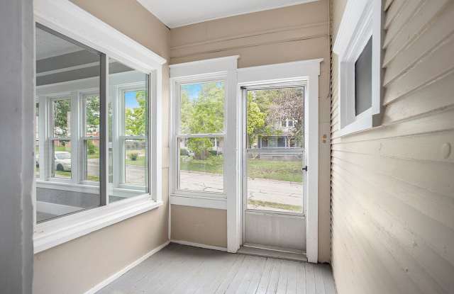 Lincoln Home for Rent Gallery 3