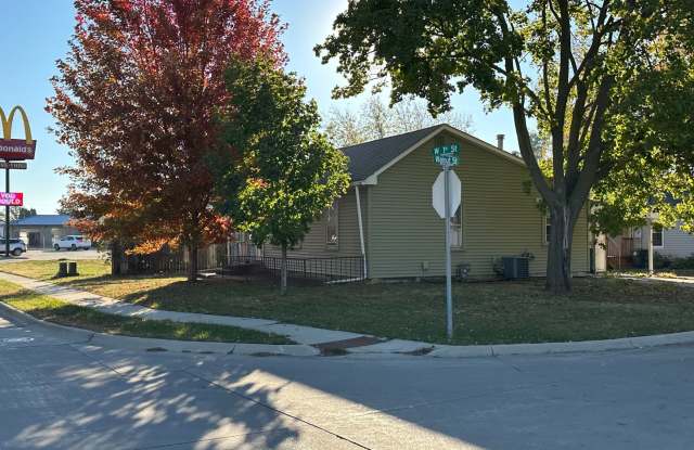 Centrally located 2 bedroom Cedar Falls Home - 622 West 1st Street, Cedar Falls, IA 50613
