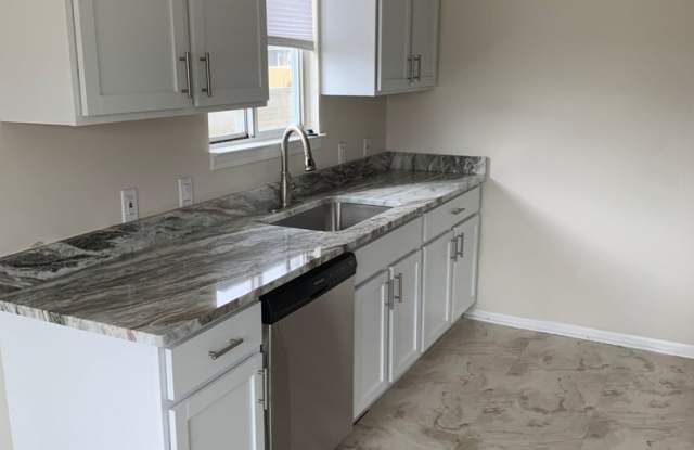 Beautiful 2-Story Townhouse Near Woodward Avenue in Berkley Gallery 3
