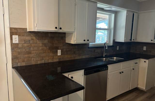 Nicely Remodeled 3/2 in West Sherman! Gallery 4