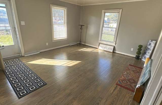 2 Bed House w/ Wooden floors, Large Front porch, Central HVAC & Huge yard! Gallery 4