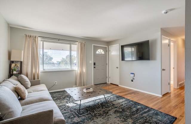 Room in a large shared home, great neighborhood, friendly roommates! photos photos