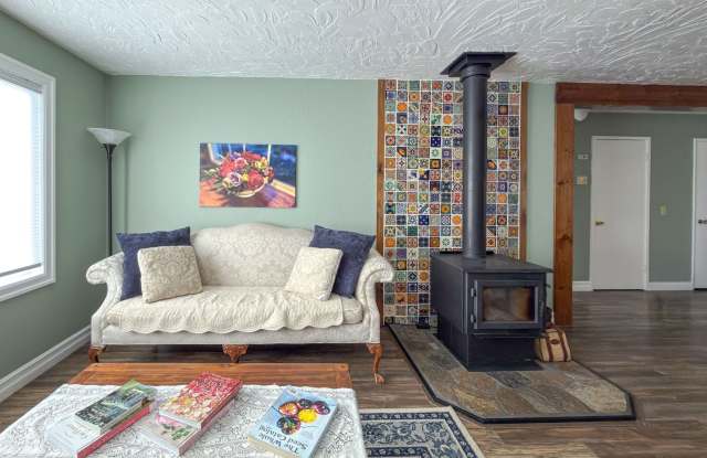 Furnished home on a flower farm, mountain views, 4-6 months Gallery 3