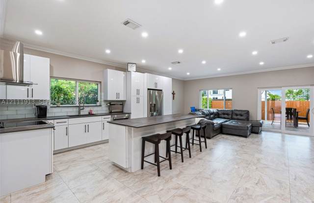 15717 SW 138th Ter Gallery 3