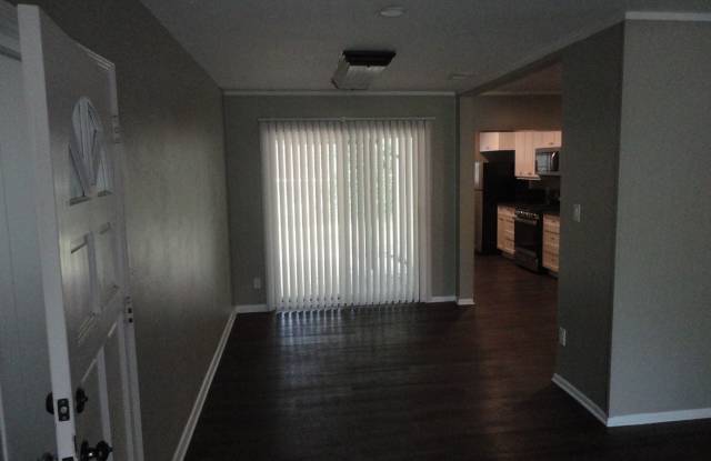 4 Bedroom/2 Bath located in Golf Club Manor Gallery 3