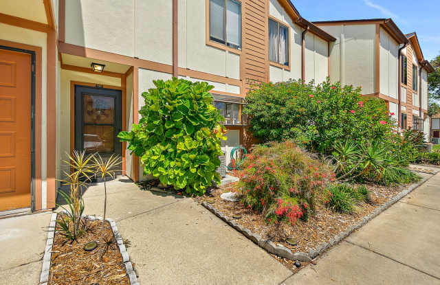 Beautifully Renovated 2‑Bed Townhome Gallery 1