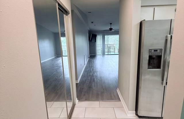 Beautifully Updated 2-Bedroom Condo in Prime Gulf Gate Location Gallery 4