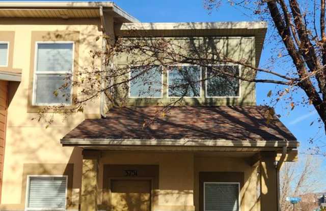 Stunning 3 Bedroom Townhome at The District!! photos photos