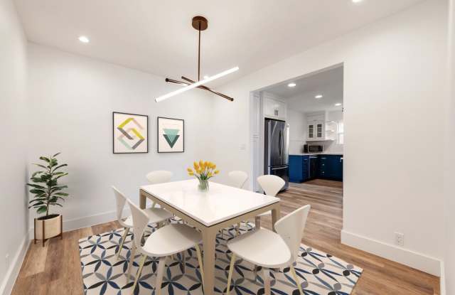 2018 Remodeled 3 bed / 2 bath - wood / tile floors, fenced yard. Hyde Park / Downtown Gallery 4
