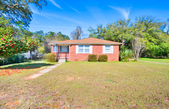 Cozy 3 bedroom home with large yard! photos photos