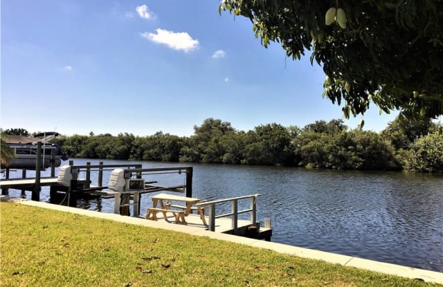 610 MOUNT OAK AVENUE NE - 610 Mount Oak Ave NE, St. Petersburg, FL 33702