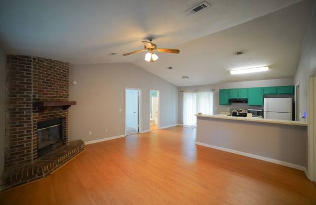 2 Bed / 2 Bath in Super Popular Renegade Village! Gallery 3