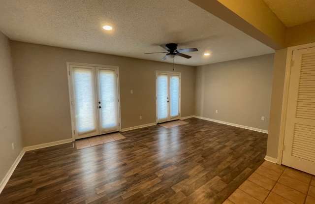 3 bed/1.5 bath townhome right off of I-49 Gallery 4
