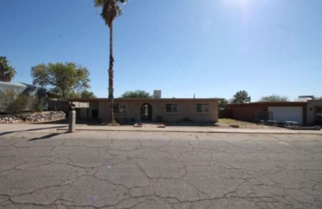 Spacious 4bd/2ba Featuring Central A/C and Large Private Yard Gallery 1