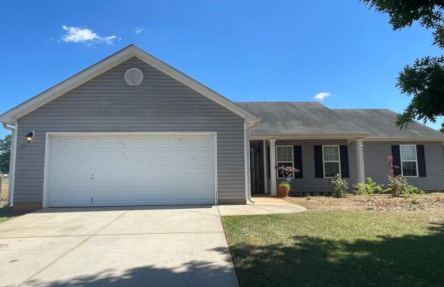 3-bedroom, 2-bath home in Oglethorpe County is situated on a 1.53 spacious lot with a fenced-in backyard! Gallery 3