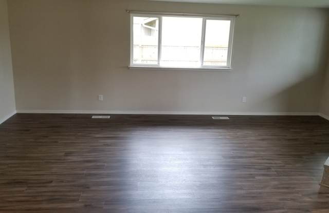 Pet Friendly 3 Bedroom Home w/Garage Gallery 3