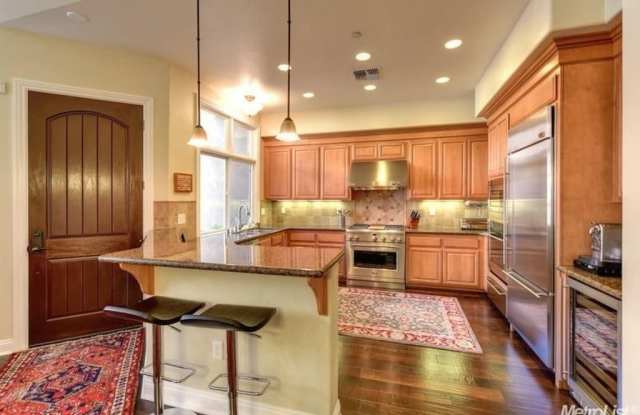 Executive Condo Rental Gallery 4
