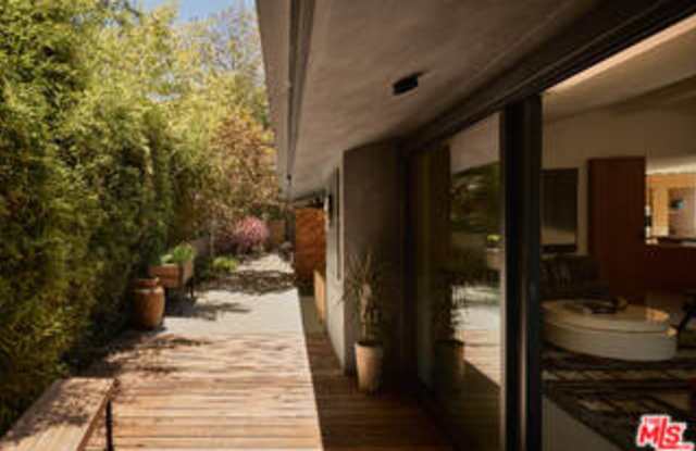 8970 Wonderland Park Avenue Gallery 2
