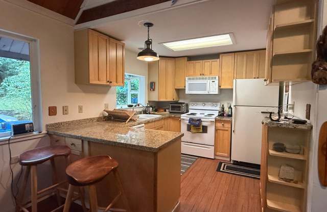 Cozy Cabin in Shore Woods Neighborhood Gallery 3
