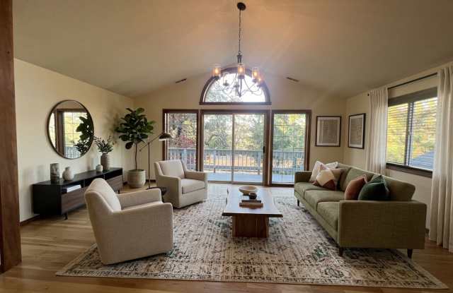 Large Three-plus bedroom townhouse in North Ashland location - Available Now Gallery 3