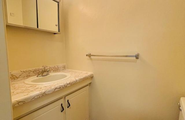 2 Bedroom, 1.5 Bath Townhouse Gallery 3