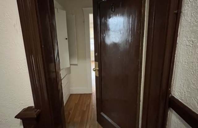 1 Bed 1 Bath in Brookline in South Campus Gallery 4