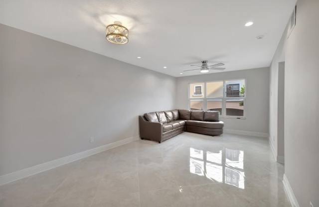 2400 NE 33rd Avenue Gallery 4