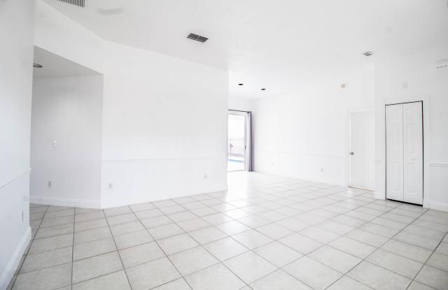 2782  Picadilly Circle Gallery 4