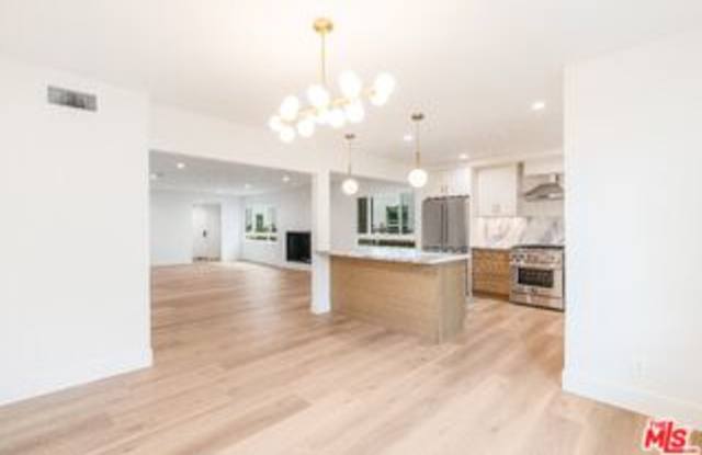 7964 Norton Avenue Gallery 1