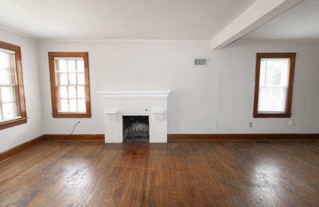 Charming 3 bed | 2 bath home in the heart of downtown! Gallery 4