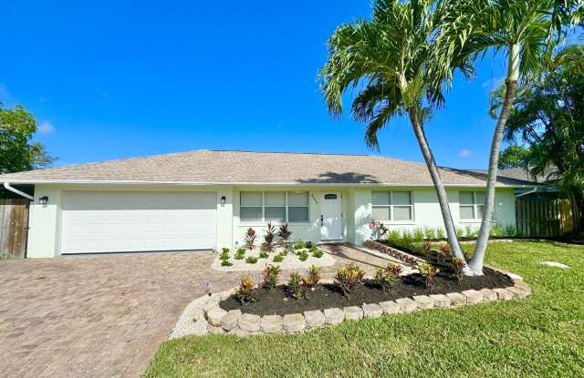 ** CENTRAL NAPLES ** 3 BED + DEN / 2 BATH ** GARAGE - NO HOA! ** ANNUAL RENTAL ** photos photos