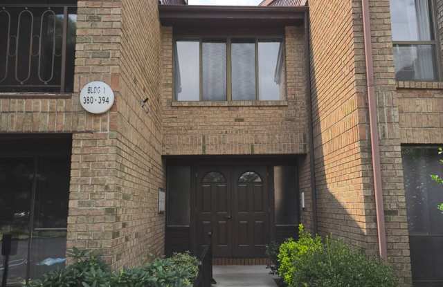 Centrally located, 2-bedroom, 1-full bathroom 1st fl condominium in the prestigious Willowbrook Development! Gallery 3