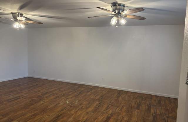 8237 E ROSE Lane Gallery 3