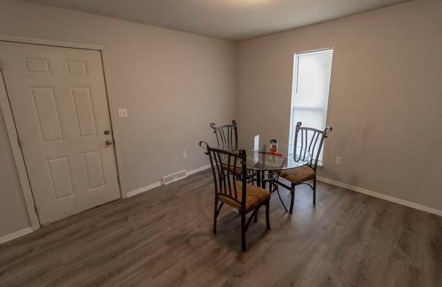 Stonegate Complex -- Fully Furnished and Utilities Included! Gallery 4