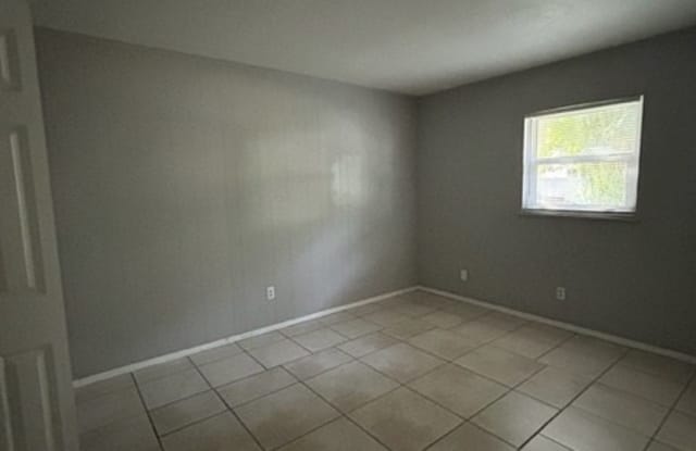 5414 18th St W - 5414 18th Street West, Bayshore Gardens, FL 34207