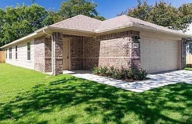Spacious 3 bedroom, 2 bath available! photos photos