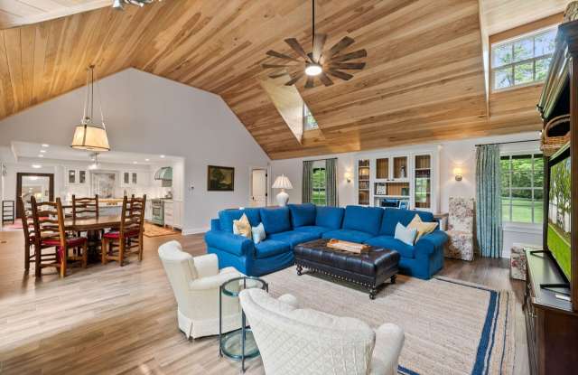 Williams Bay Lakefront Living Furnished Home Available for Monthly & Mid Term Rentals Gallery 3