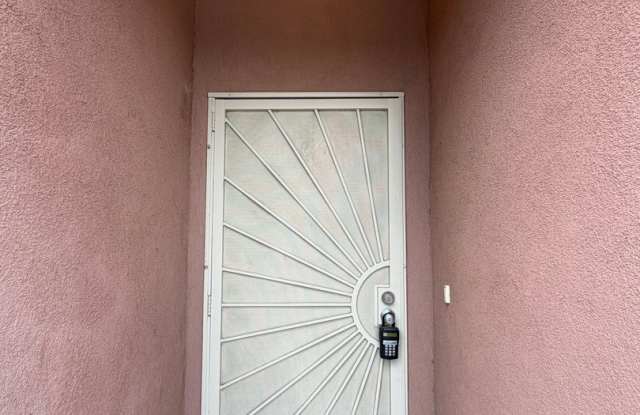 3 Bedroom Town Home Available Near 2nd St SW & Avenida Cesar Chavez / Dolores Huerta! Gallery 3